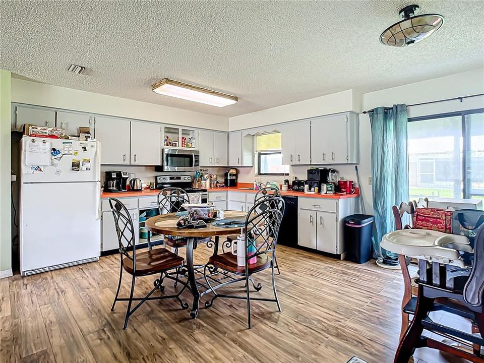 For Sale: $240,000 (2 beds, 2 baths, 1276 Square Feet)