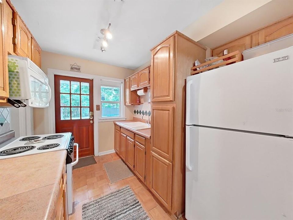 Classic Oak Cabinetry adorns the kitchen.