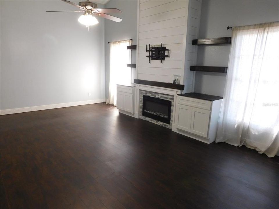 For Sale: $380,000 (3 beds, 2 baths, 1751 Square Feet)