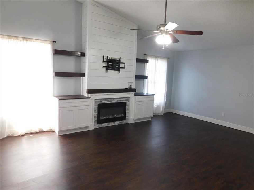 For Sale: $380,000 (3 beds, 2 baths, 1751 Square Feet)