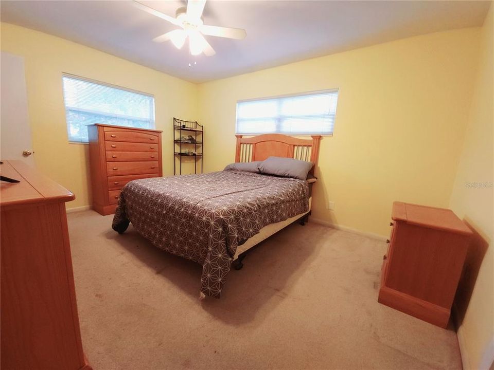 Main bedroom with en-suite bathroom and walk-in closet