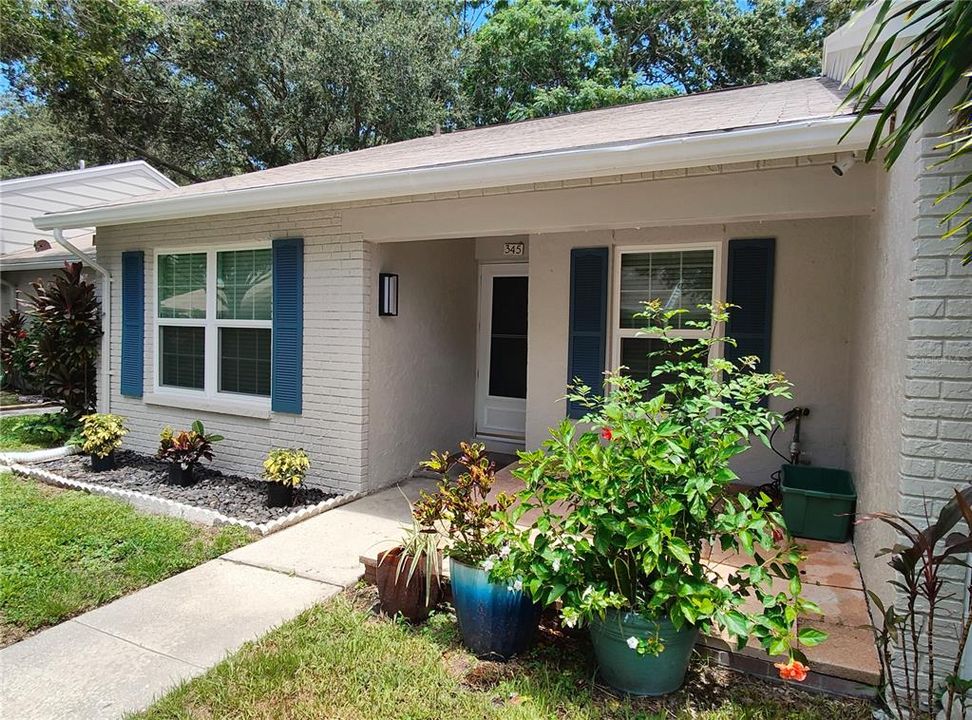 For Sale: $327,900 (2 beds, 1 baths, 939 Square Feet)