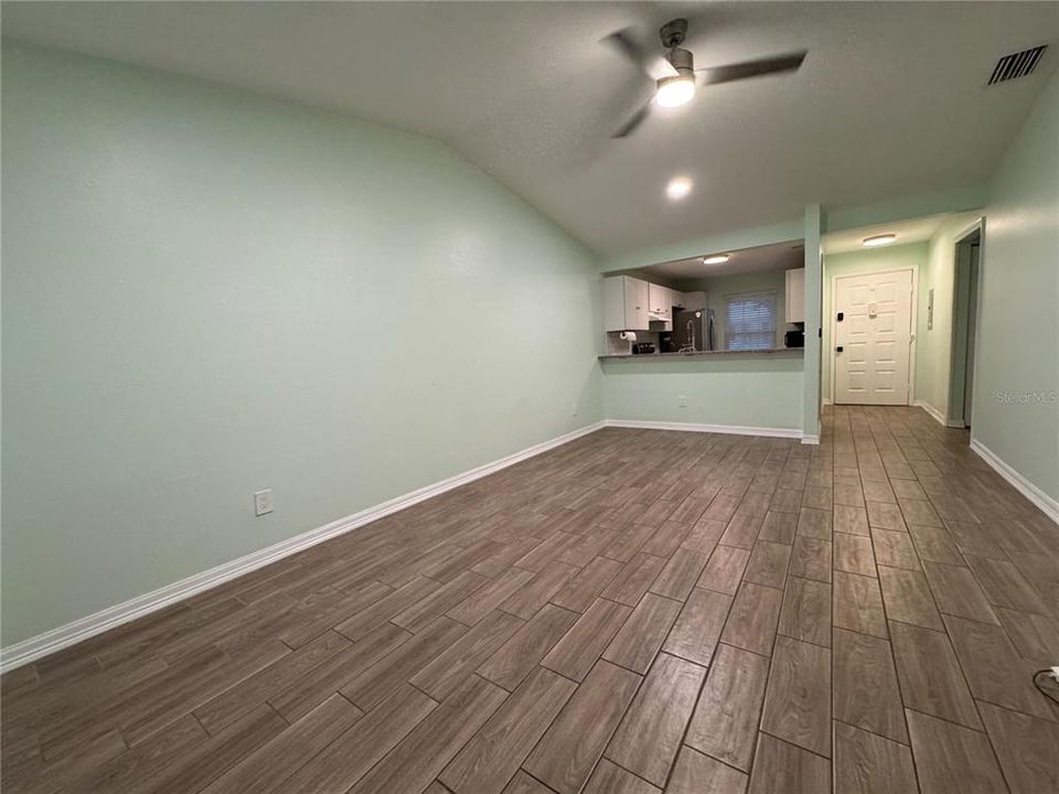 For Sale: $327,900 (2 beds, 1 baths, 939 Square Feet)
