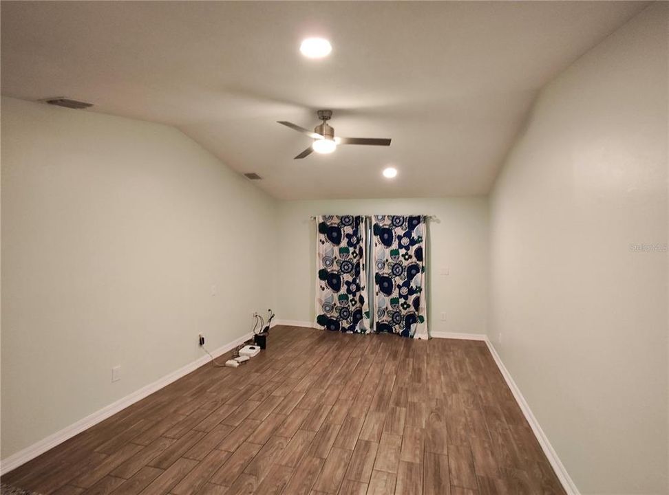 For Sale: $329,900 (2 beds, 1 baths, 939 Square Feet)