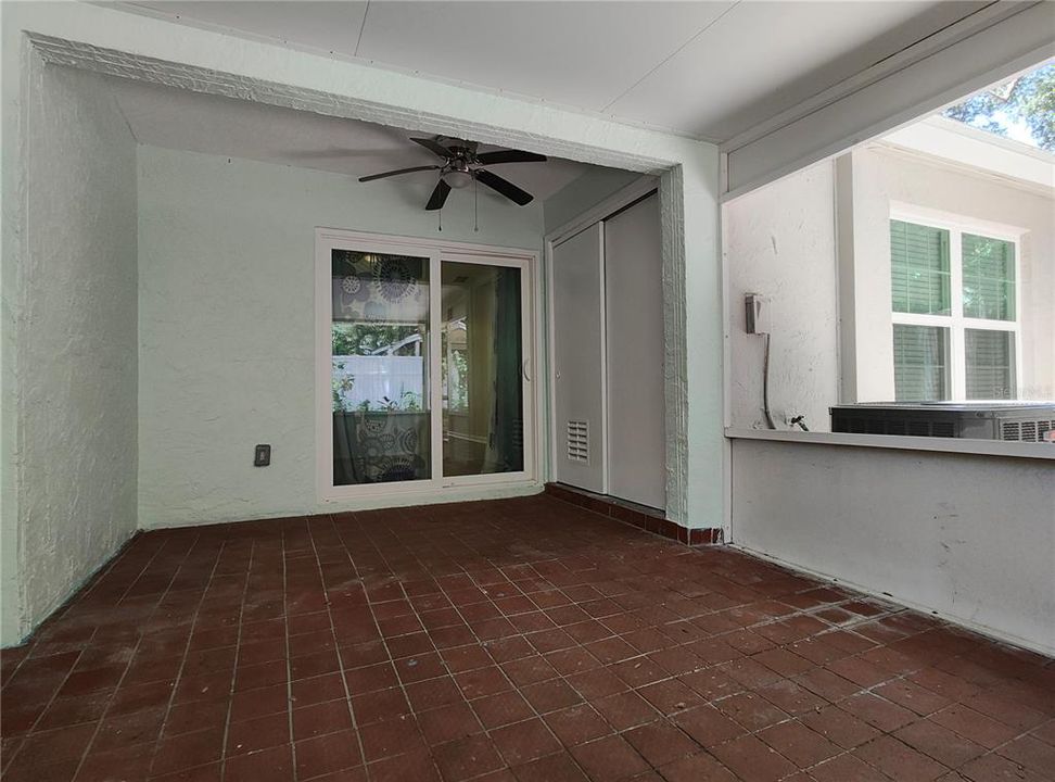 For Sale: $327,900 (2 beds, 1 baths, 939 Square Feet)