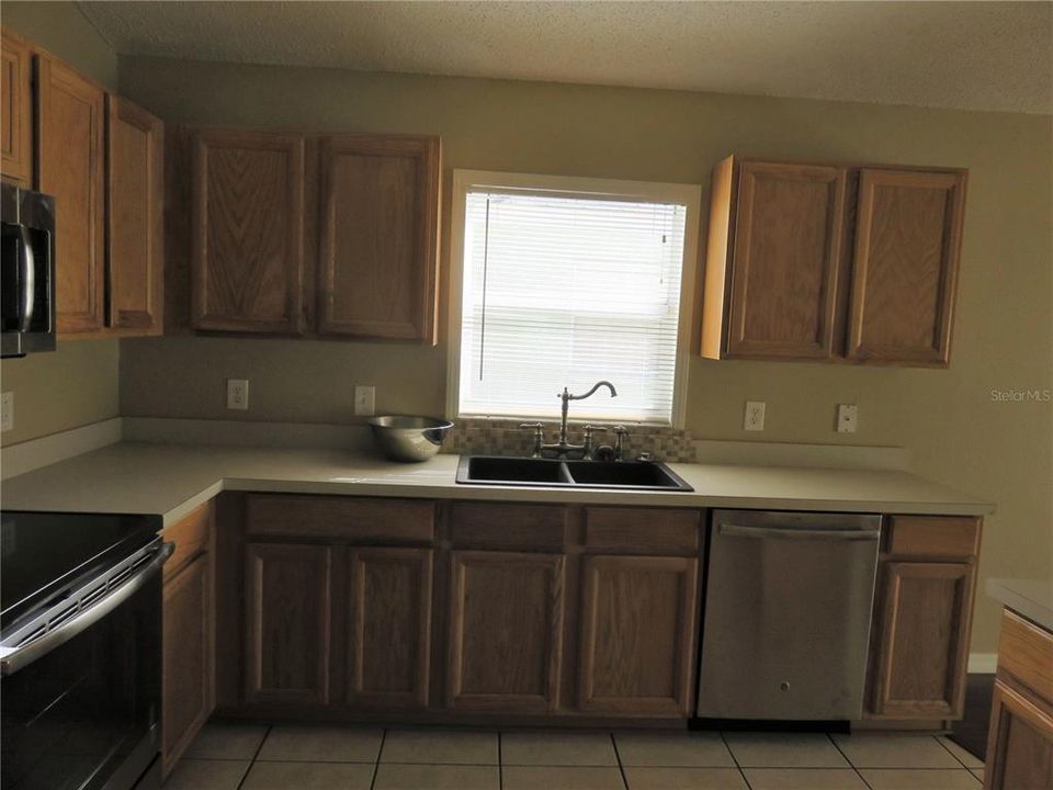 For Rent: $2,400 (3 beds, 2 baths, 1725 Square Feet)