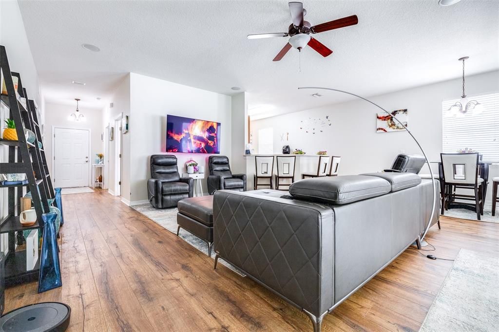 Active With Contract: $330,000 (3 beds, 2 baths, 1439 Square Feet)