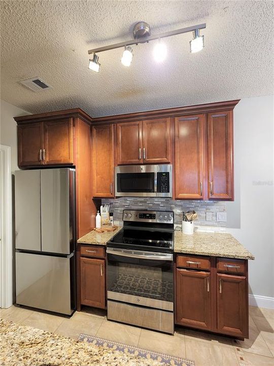 For Sale: $234,900 (2 beds, 2 baths, 954 Square Feet)