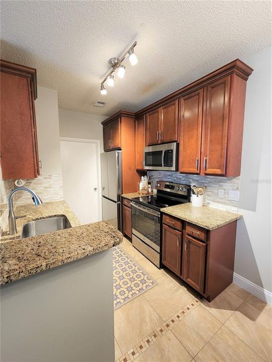 For Sale: $234,900 (2 beds, 2 baths, 954 Square Feet)