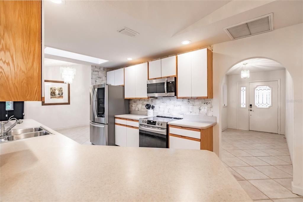 Active With Contract: $324,900 (3 beds, 2 baths, 2049 Square Feet)