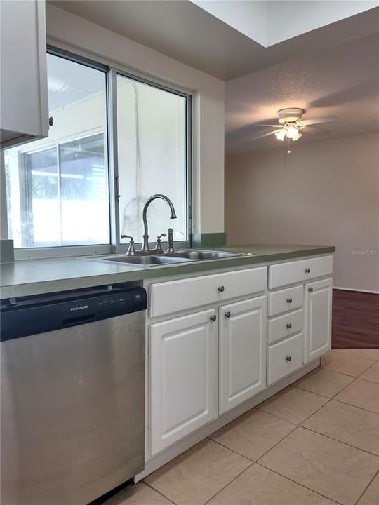 For Sale: $344,900 (2 beds, 2 baths, 1340 Square Feet)