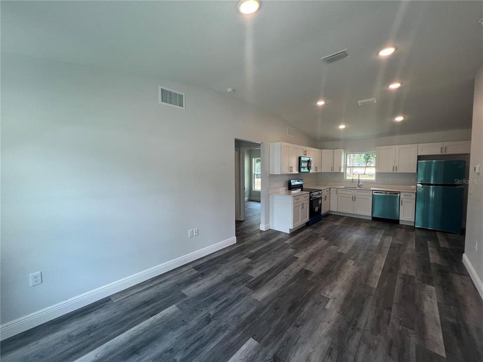 For Rent: $1,650 (3 beds, 2 baths, 1011 Square Feet)