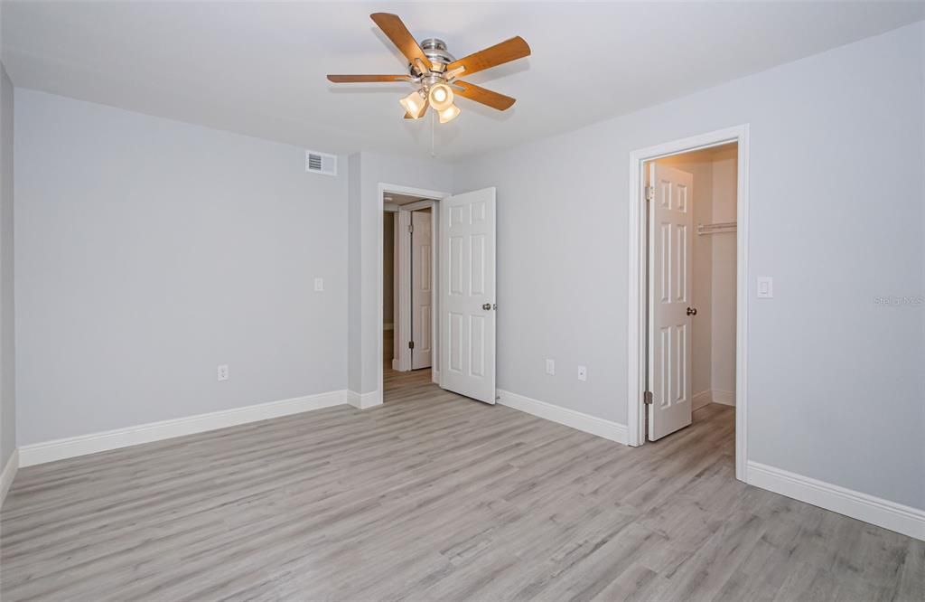 Active With Contract: $1,900 (2 beds, 2 baths, 990 Square Feet)