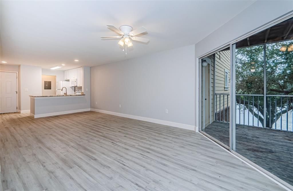 Active With Contract: $1,900 (2 beds, 2 baths, 990 Square Feet)