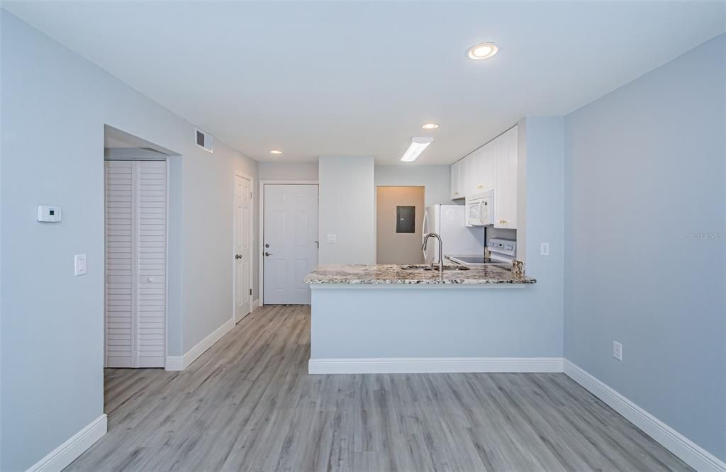 Active With Contract: $1,900 (2 beds, 2 baths, 990 Square Feet)