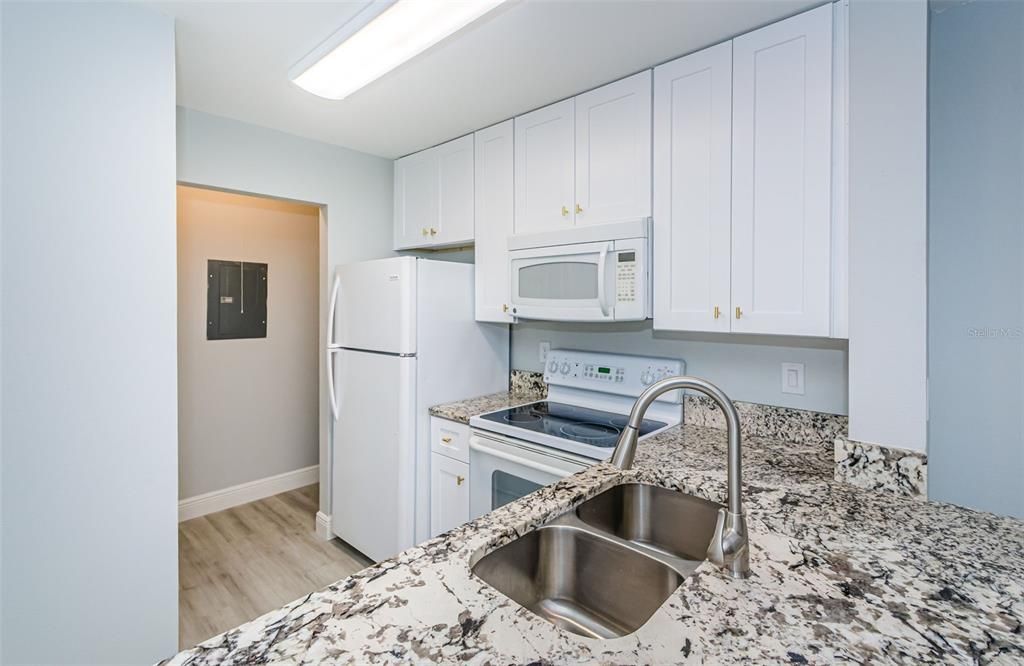 Active With Contract: $1,900 (2 beds, 2 baths, 990 Square Feet)