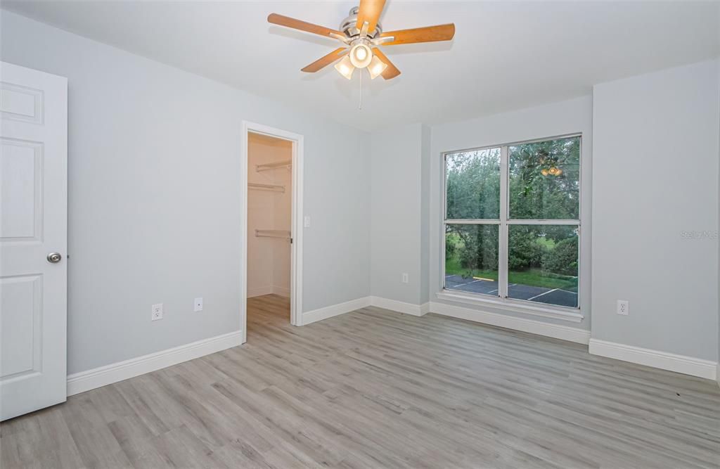 Active With Contract: $1,900 (2 beds, 2 baths, 990 Square Feet)