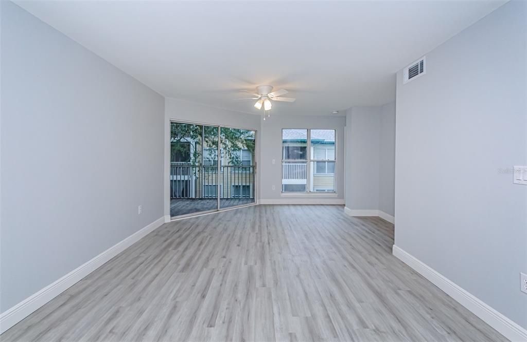 Active With Contract: $1,900 (2 beds, 2 baths, 990 Square Feet)