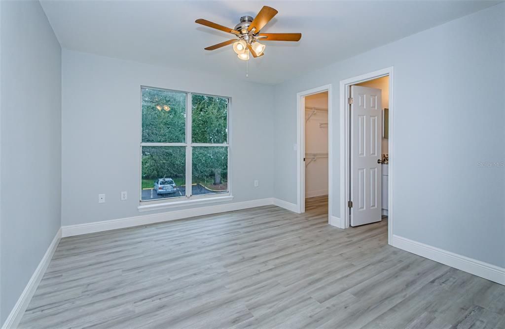 Active With Contract: $1,900 (2 beds, 2 baths, 990 Square Feet)