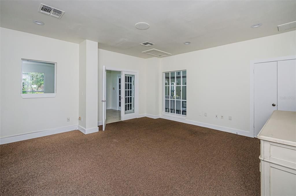 Active With Contract: $1,900 (2 beds, 2 baths, 990 Square Feet)