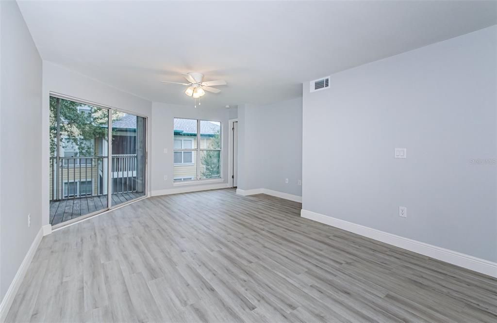 Active With Contract: $1,900 (2 beds, 2 baths, 990 Square Feet)