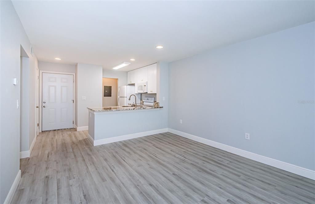 Active With Contract: $1,900 (2 beds, 2 baths, 990 Square Feet)