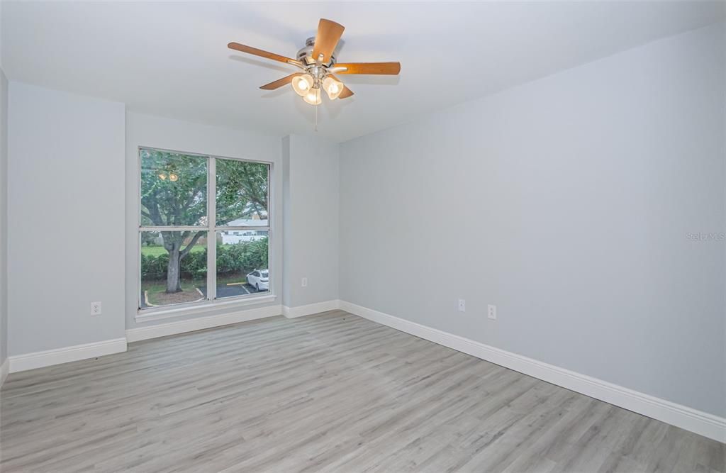 Active With Contract: $1,900 (2 beds, 2 baths, 990 Square Feet)