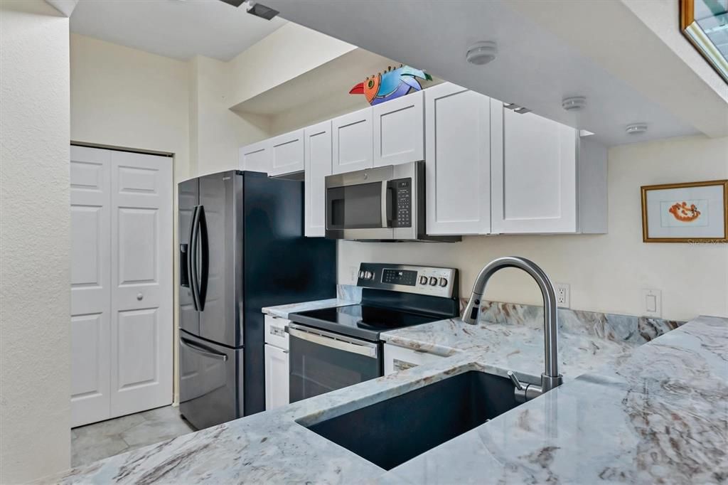 For Sale: $369,000 (1 beds, 1 baths, 867 Square Feet)