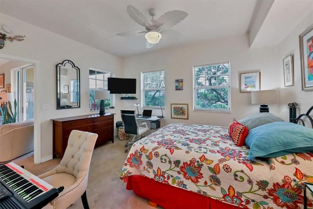 For Sale: $399,000 (1 beds, 1 baths, 867 Square Feet)