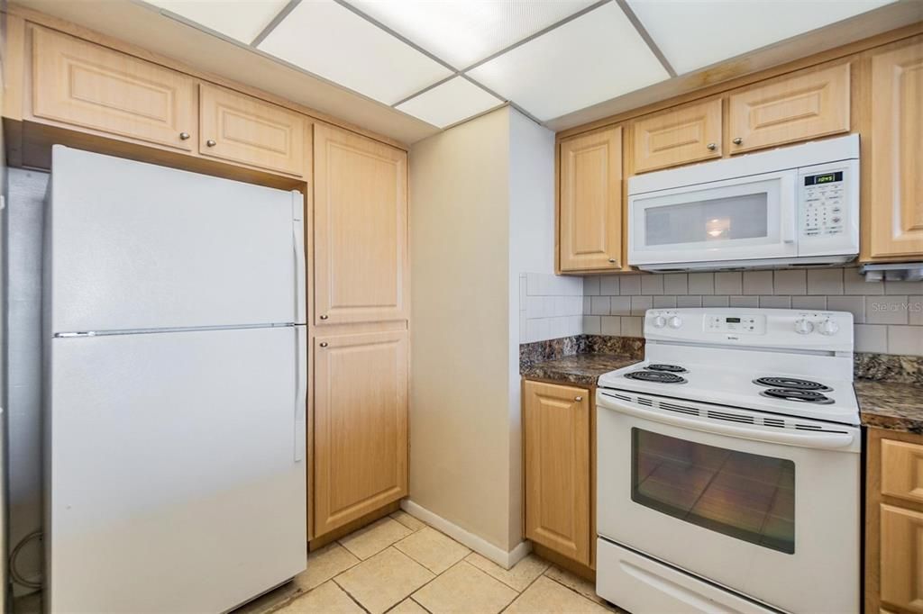 For Sale: $400,000 (1 beds, 1 baths, 780 Square Feet)