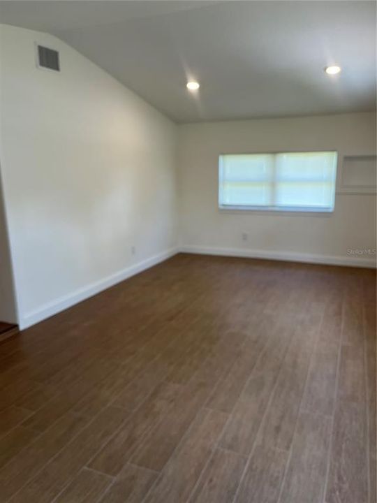 For Rent: $2,300 (3 beds, 2 baths, 1229 Square Feet)