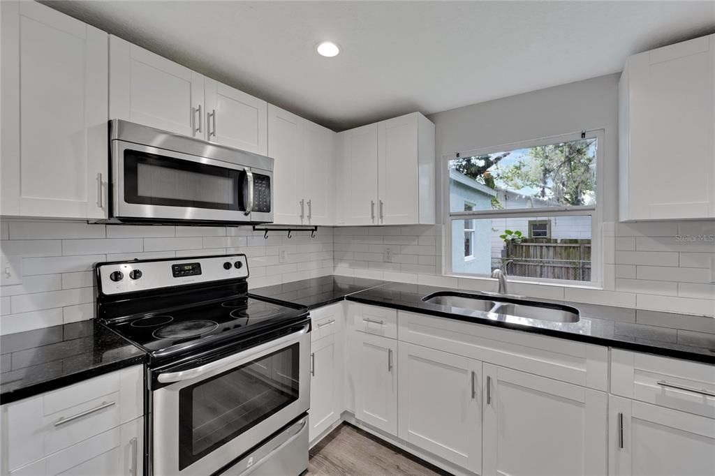 For Sale: $369,000 (3 beds, 2 baths, 1272 Square Feet)