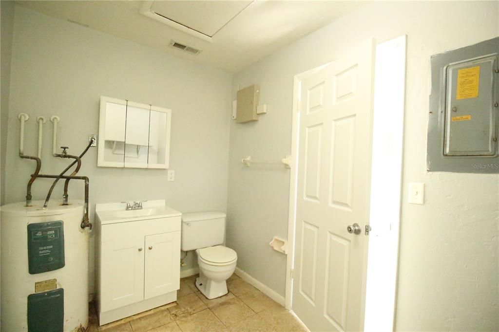 For Rent: $1,300 (3 beds, 1 baths, 1131 Square Feet)