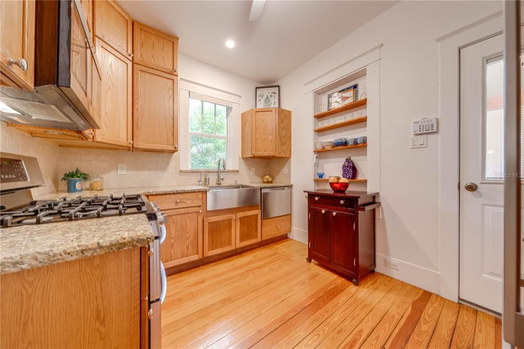 For Sale: $312,500 (2 beds, 2 baths, 1076 Square Feet)