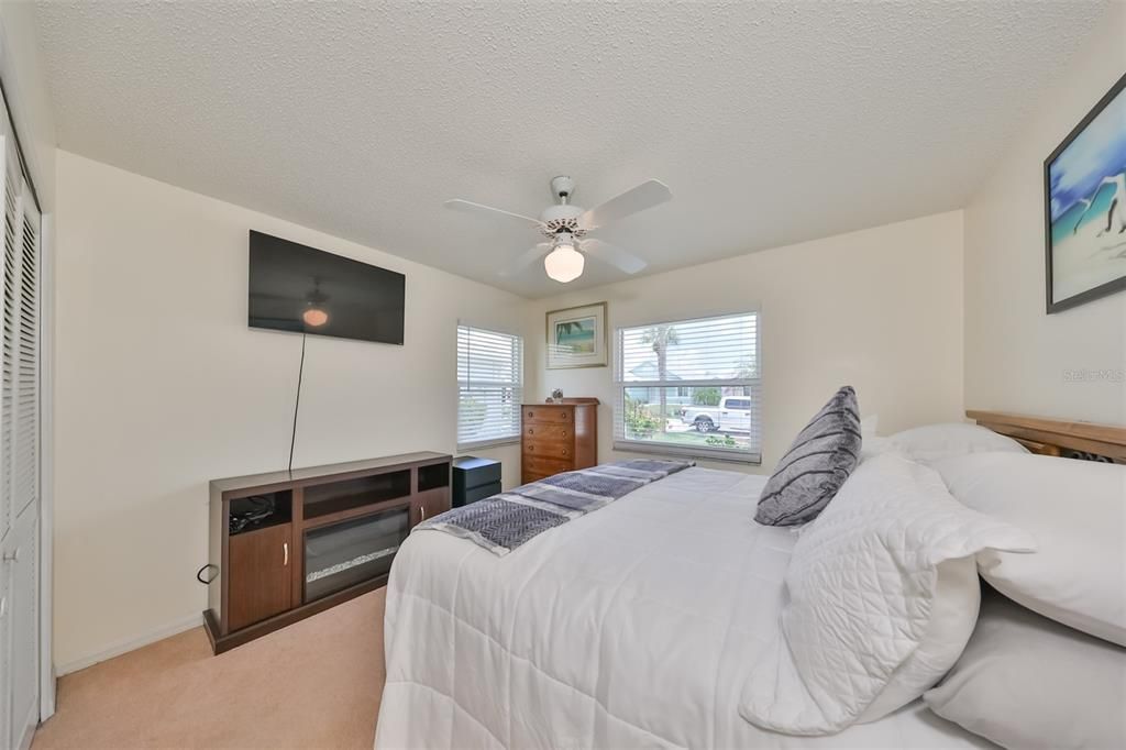 For Sale: $375,000 (2 beds, 2 baths, 1475 Square Feet)