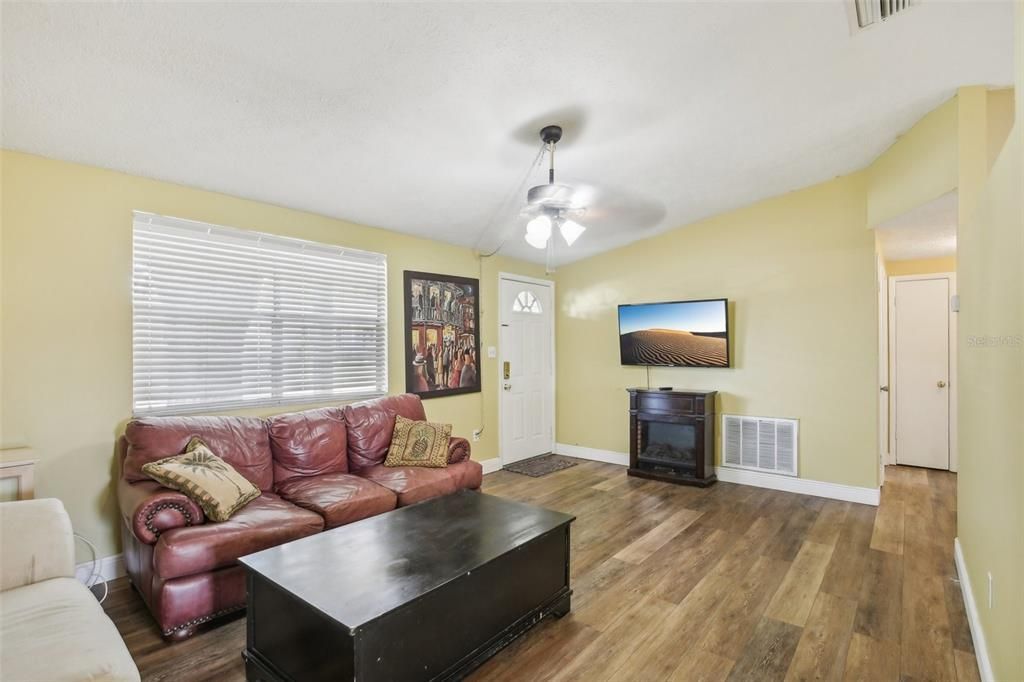 Active With Contract: $265,000 (3 beds, 3 baths, 1200 Square Feet)