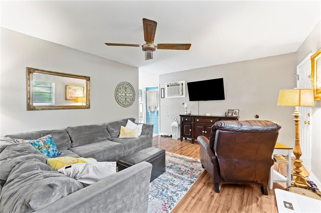 Active With Contract: $255,000 (3 beds, 1 baths, 912 Square Feet)