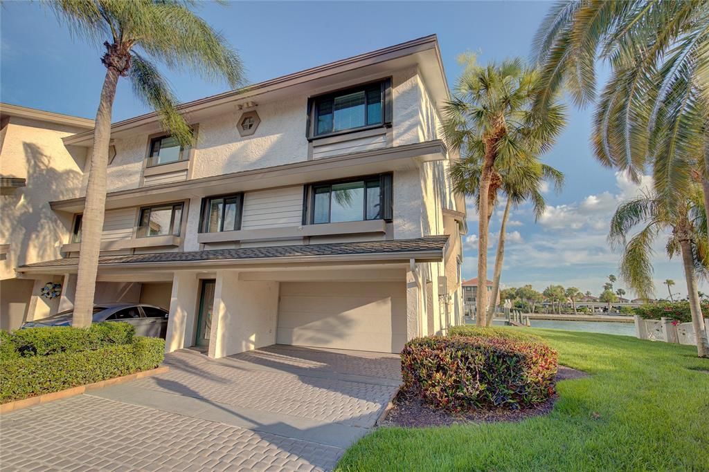 For Sale: $1,600,000 (3 beds, 3 baths, 2150 Square Feet)