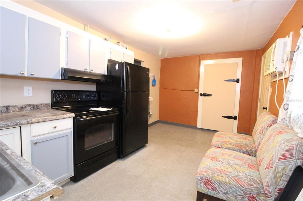 Active With Contract: $135,000 (2 beds, 1 baths, 568 Square Feet)