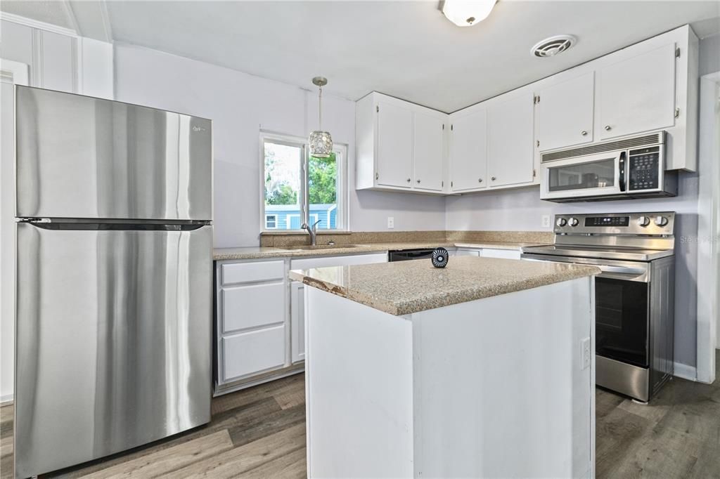 For Sale: $279,000 (2 beds, 1 baths, 924 Square Feet)