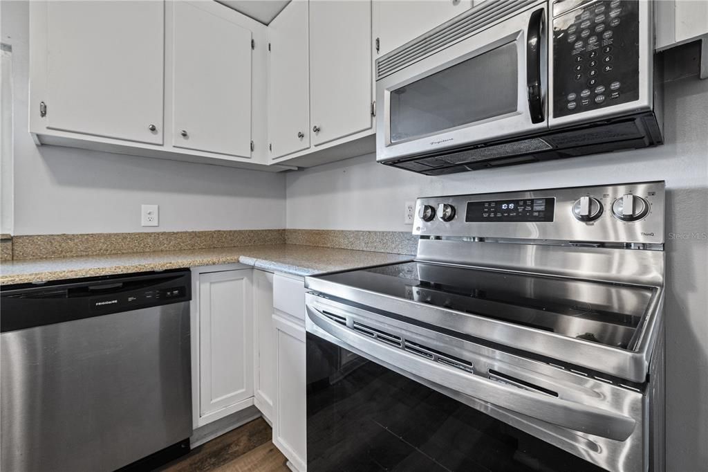 For Sale: $279,000 (2 beds, 1 baths, 924 Square Feet)