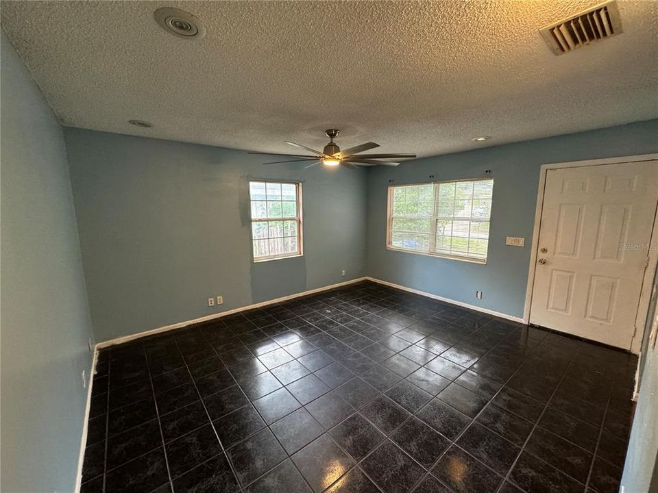 For Rent: $2,000 (3 beds, 2 baths, 925 Square Feet)