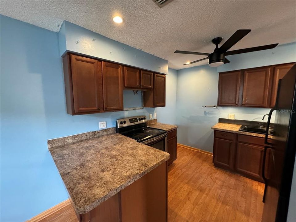 For Rent: $2,000 (3 beds, 2 baths, 925 Square Feet)