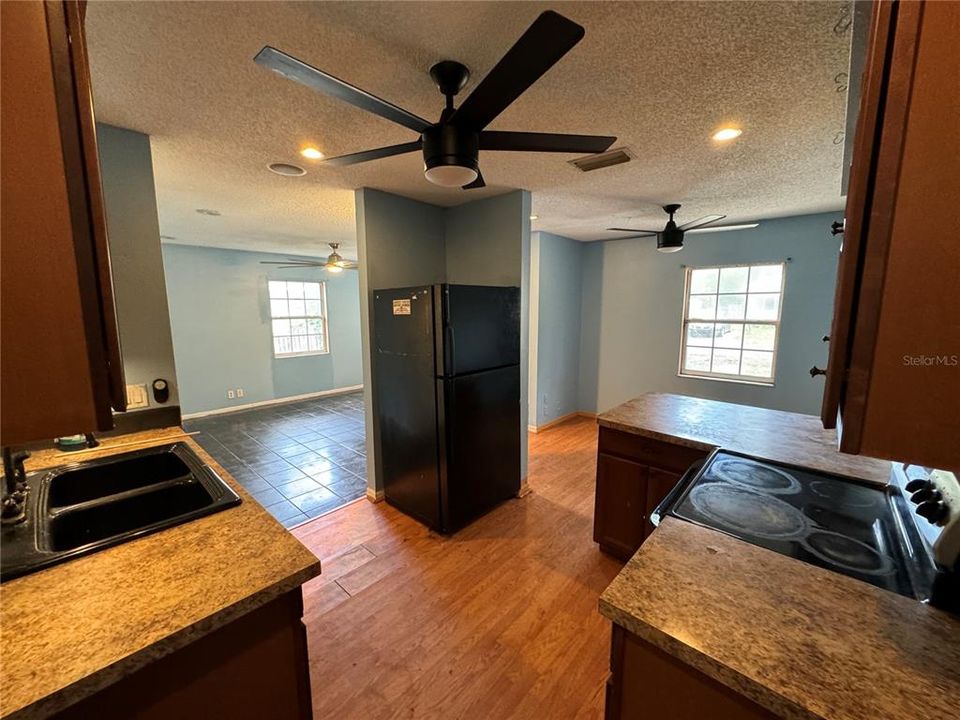 For Rent: $2,000 (3 beds, 2 baths, 925 Square Feet)