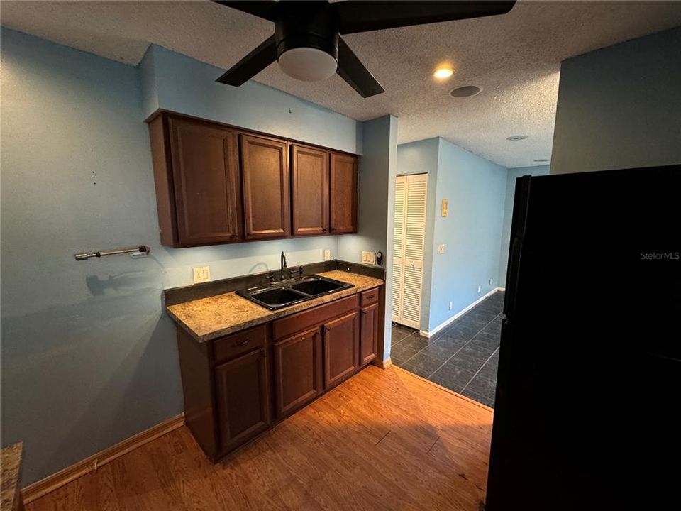 For Rent: $2,000 (3 beds, 2 baths, 925 Square Feet)