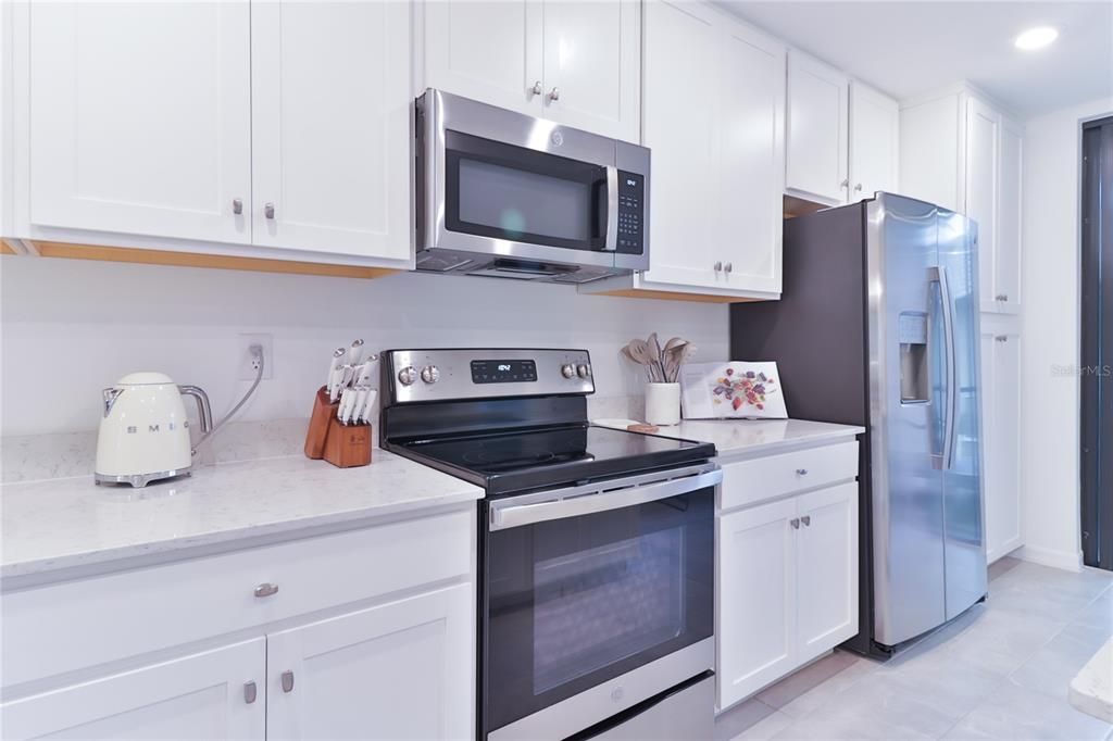 For Sale: $549,900 (2 beds, 2 baths, 1329 Square Feet)