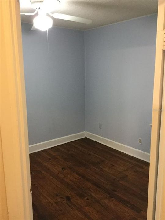 For Rent: $1,300 (3 beds, 1 baths, 820 Square Feet)