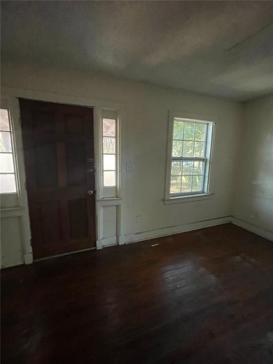 For Rent: $1,300 (3 beds, 1 baths, 820 Square Feet)