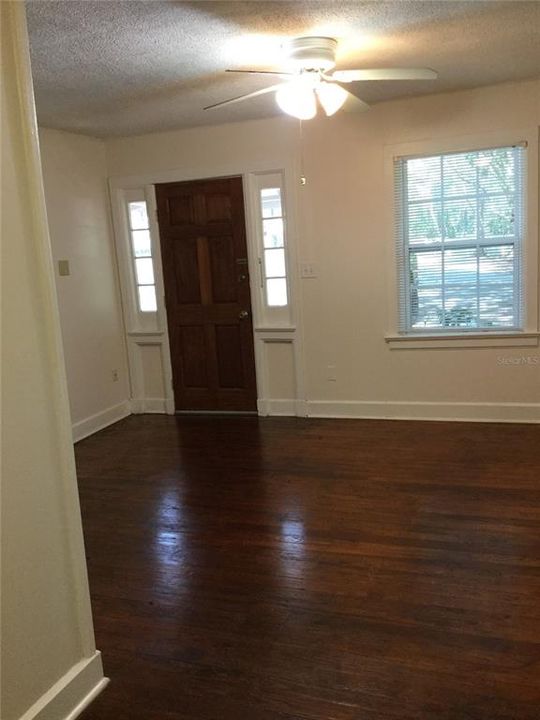 For Rent: $1,300 (3 beds, 1 baths, 820 Square Feet)