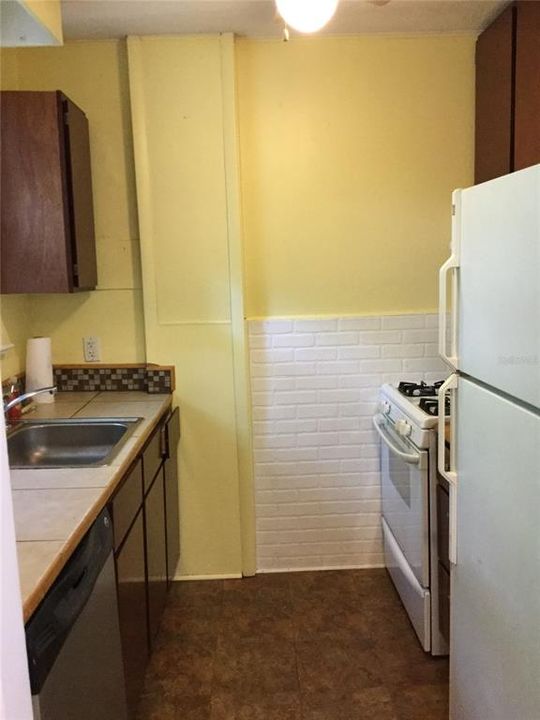 For Rent: $1,300 (3 beds, 1 baths, 820 Square Feet)